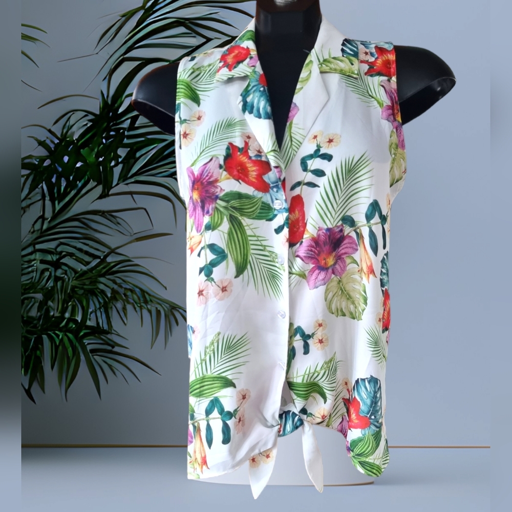 🌟2/$30 Sale!Mix & Match🌟 Emma & Olivia Floral Sleeveless Button Down Blouse